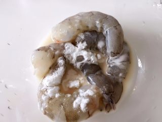2、虾仁菠萝炒饭,将虾仁放入生粉腌制一会（大人吃可加入料酒）