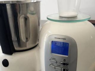 2、松软拉丝吐司面包,2. 面包粉、水、白糖、鸡蛋、盐、酵母、黄油按配方称重，忘了说，机器本身带有电子称，再一次感叹德国人严谨的性格！！！