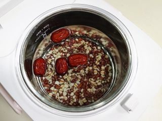 4、红豆薏米甜酒酿,红枣冲洗下放入。