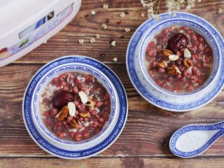 9、红豆薏米甜酒酿,若是当早餐可以提前一晚把食材放入BB煲中预约起，第二天早起就有热腾腾的红豆薏米甜酒酿吃了！