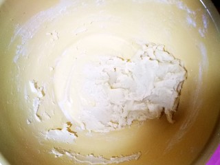 1、简易版老婆饼,油酥，把低筋面粉和猪油混合成团。夏天天热，所以先做油酥，放冰箱里冷藏15分钟，这样比较好操作。冬天就不要冷藏了。