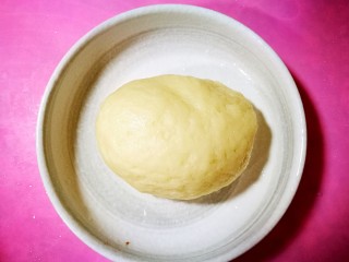 3、简易版老婆饼,然后揉面，虽然不用揉出膜，但还是多揉一会儿，让面团柔软光滑。