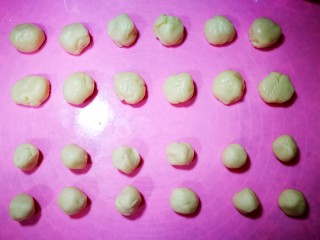 4、简易版老婆饼,把冷藏好的油酥从冰箱里拿出来，开始称重分份，油皮均分12份，每个大约18到19克。油酥均分12份，每个大约10克。如图摆好。