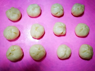 6、简易版老婆饼,依次做好全部12个，如果不熟练手慢，会容易风干不好收口，建议全程盖保鲜膜哦。