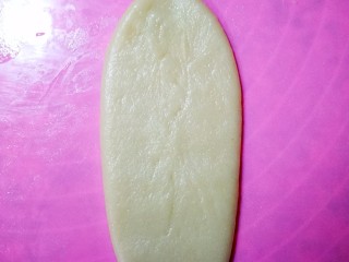 7、简易版老婆饼,取一个按扁，从中间擀，上下擀成牛舌状。