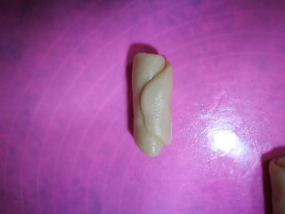 8、简易版老婆饼,从下往上卷起来。