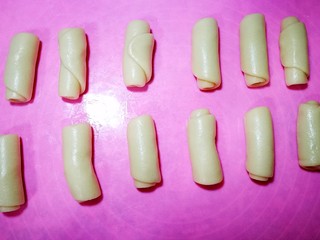 9、简易版老婆饼,如图，依次做好全部面团。