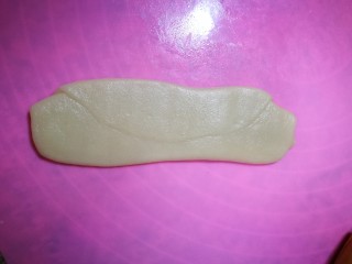 11、简易版老婆饼,再次擀成牛舌状。