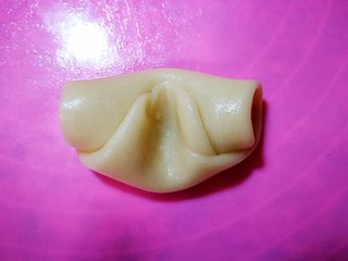 13、简易版老婆饼,取一个，中间按扁，把两头向中间捏。