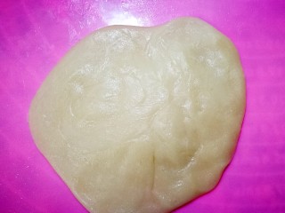 14、简易版老婆饼,擀成圆形，注意中间厚点，边缘薄点。