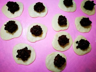 15、简易版老婆饼,可以放馅了，我是把250克蜜红豆和100克红豆沙拌在一起当内馅，每个称重26克左右。