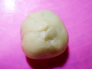 16、简易版老婆饼,开始包馅，依旧像包包子一样，慢慢收紧收口捏紧，否则烘烤时容易露馅。