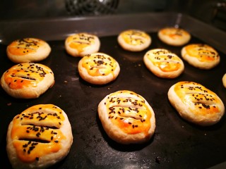 20、简易版老婆饼,放入烤箱，180度中层烤20分钟。具体时间根据自己的烤箱稍作调整！