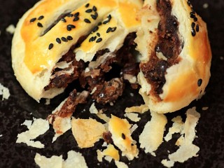 22、简易版老婆饼,趁热吃一个，酥的会掉一地渣哦