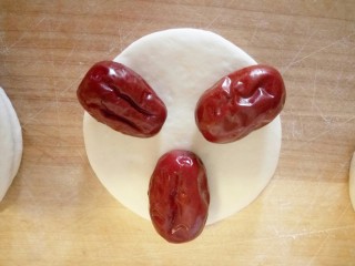 13、中式点心+花糕,取一个圆片放三颗枣，枣是横着放的，如图