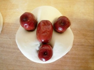 14、中式点心+花糕,再拿一个圆片压在上面，取三颗枣竖着压在下层枣的空隙处，中间再放一个，以免扁塌