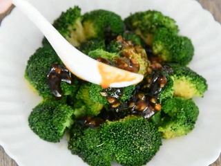 10、防抗癌明星蒜蓉西兰花，怎么样做才好吃？,淋上酱汁