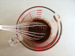 2、4寸可可蛋糕,蛋清和蛋黄分别打在两个无水无油盆里，把葵花籽油倒入小奶锅中，用小火加热，不同锅具或者炉具，加热的时间不同。趁热倒入可可粉里，搅拌至可可粉全部溶解