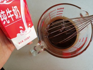 3、4寸可可蛋糕,倒入牛奶拌均匀，这时候的油温已经没有那么热了，你可以摸一摸容器，有点余温即可进行下一步