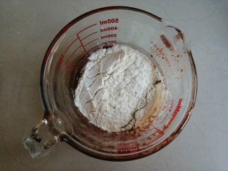 4、4寸可可蛋糕,将面粉倒入，划Z字拌至不见干粉即可