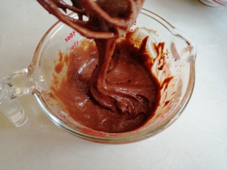 6、4寸可可蛋糕,拌好的蛋黄糊状态。