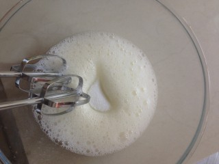 7、4寸可可蛋糕,蛋清打至粗泡，加入1/3细砂糖。