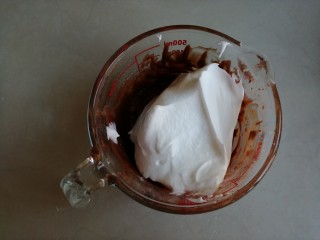 9、4寸可可蛋糕,用刮刀取1/3打发好的蛋白霜到蛋黄糊里，从底部向上翻拌并切拌均匀