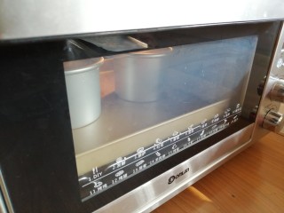 13、4寸可可蛋糕,放入已经预热到145度的东菱K40C烤箱最下面一层，烘烤35分钟左右