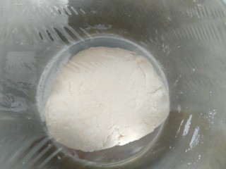 1、荷叶馍馍,酵母用水融化，倒入水里。和成面团。