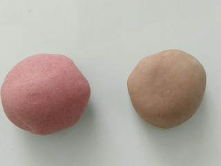 2、荷叶馍馍,发酵到体积两倍大，手指戳一个洞，不变形，既发酵好。取部分白面团，一半加入少量红曲米粉，一半加入少量可可粉，揉匀备用。