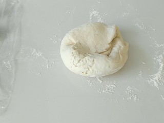 3、荷叶馍馍,剩下的面团，充分揉捏排气。