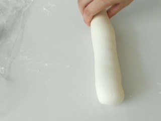 4、荷叶馍馍,搓成长条状。