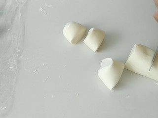 5、荷叶馍馍,分成小剂子。