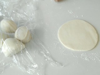 6、荷叶馍馍,每个剂子都擀圆，不要太厚太薄。厚度大概0.5毫米左右。