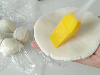 7、荷叶馍馍,面片，抹上少许食用油。