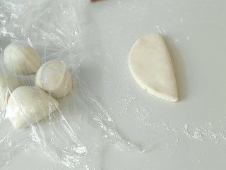 8、荷叶馍馍,对折面片。