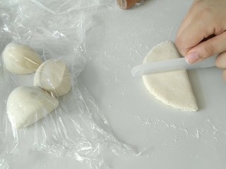 9、荷叶馍馍,用一把新梳子，从中间先压出一条齿印。