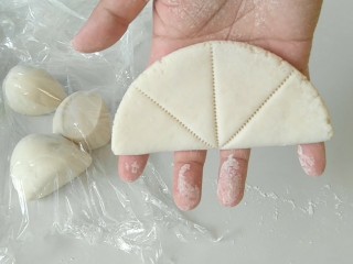 10、荷叶馍馍,如果，两侧再压出齿印。