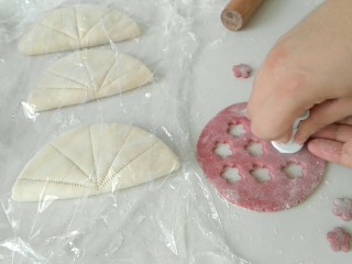 11、荷叶馍馍,制出小花，没模具的，可以用剪刀剪出。