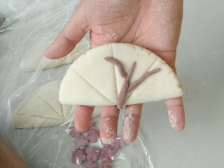 12、荷叶馍馍,可可粉面团做树枝，整出如图的形状。