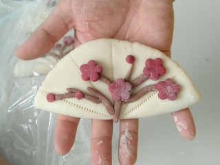 13、荷叶馍馍,如图，加上花花。