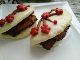 15、荷叶馍馍,荷叶馍夹肉，做好了。