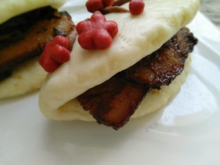 16、荷叶馍馍,这样吃，痛快，过瘾。馒头软而有嚼劲，肉肥而不腻，入口即化，唇齿留香。