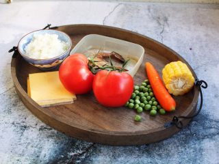 1、芝士焗番茄鲜虾米饭盅,准备好所有食材。