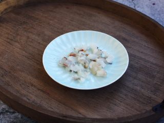 2、芝士焗番茄鲜虾米饭盅,将大虾去壳去头，去虾线，将虾肉切成小粒。