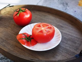 4、芝士焗番茄鲜虾米饭盅,番茄从顶部切开。