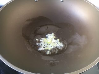 5、芝士焗番茄鲜虾米饭盅,热锅凉油（2勺），放入葱花炒香。