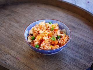 11、芝士焗番茄鲜虾米饭盅,炒好的鲜虾米饭盛出备用。