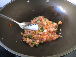 10、芝士焗番茄鲜虾米饭盅,放入少许盐调味。