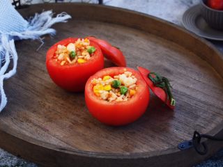 12、芝士焗番茄鲜虾米饭盅,将炒好的鲜虾米饭放入番茄盅里。